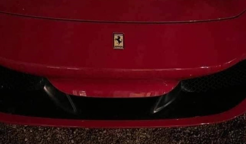 Tip je parkirao svoj luksuzni Ferrari ispred zgrade i šokirao se kad je vidio tko ga je dočekao