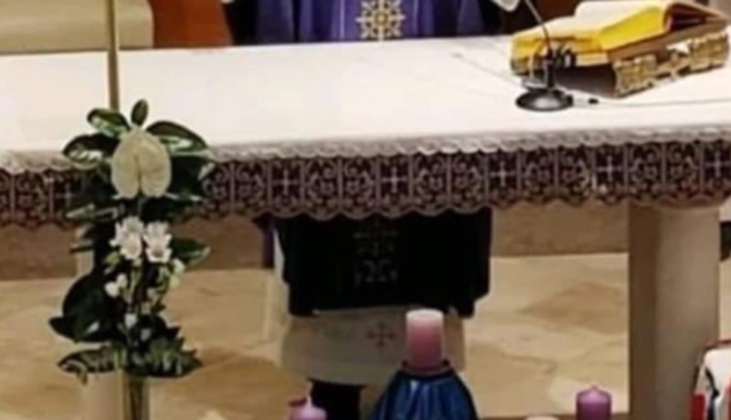 Širi se fotka svećenika iz Hrvatske, jednostavno morate vidjeti u čemu je vodio misu