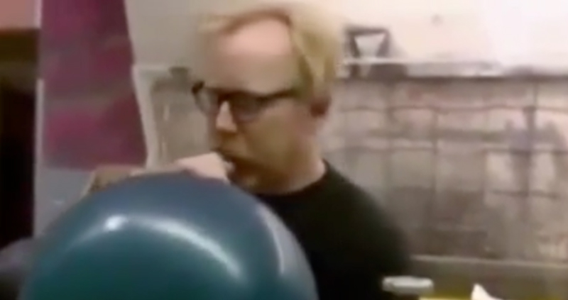 Znate li što se dogodi ako udahnete plin suprotan heliju, ovaj tip je odlučio saznati!