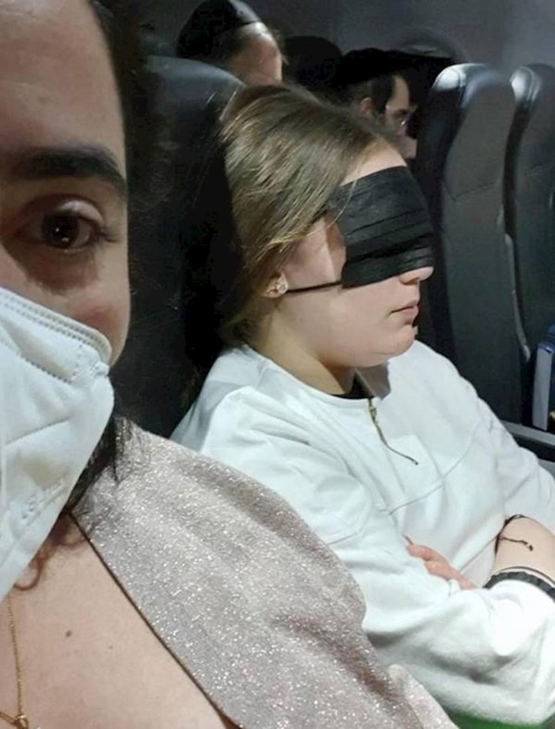 Tome služi maska, da