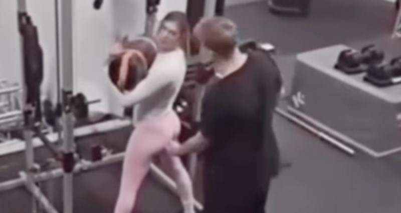 Tip je djevojci odlučio pomoći izvesti vježbu s utezima, ovu reakciju nije očekivao
