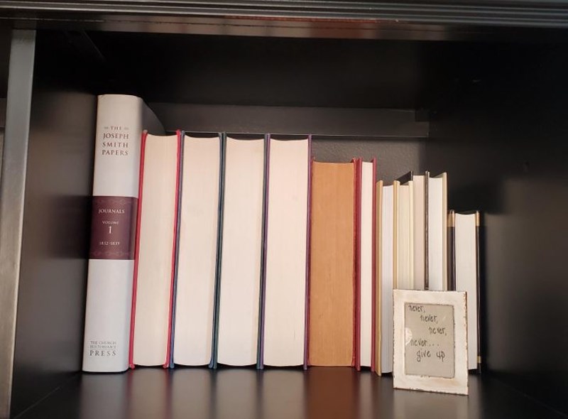 Ovako njeni roditelji drže knjige