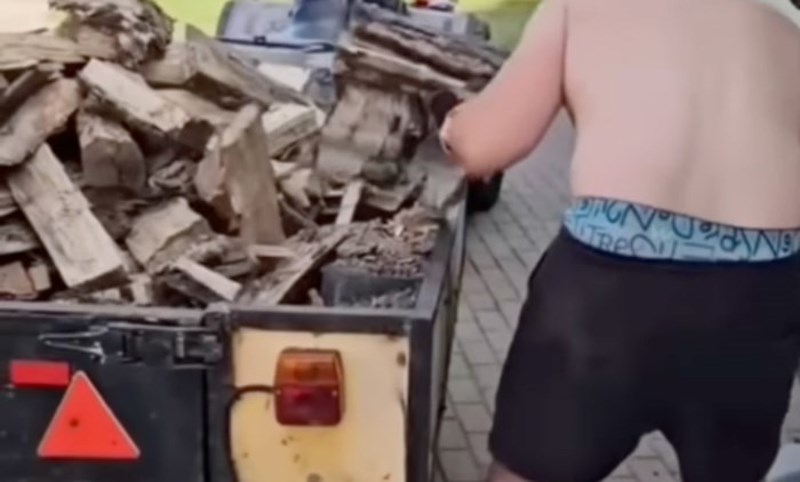 Otac mu je rekao da što prije ubaci drva u kuću, internet umire od smijeha zbog toga kako se snašao