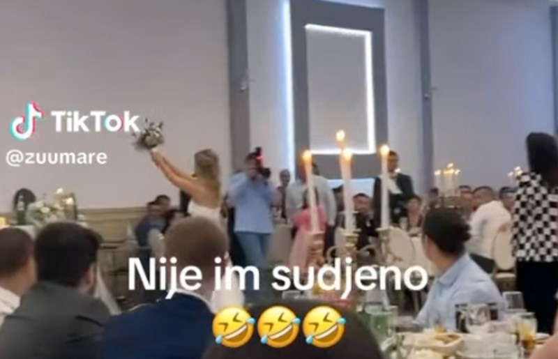 Mlada je bacala buket na svadbi, apsolutno svi su prasnuli u smijeh kad su vidjeli gdje je završio