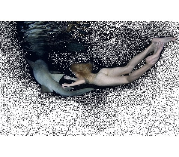 gola, Irina Britanova....pliva medju morskim psima....