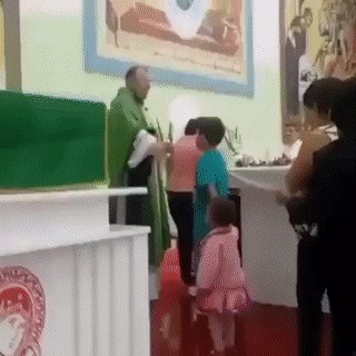 svecenik dijeli ..blagoslove...:)))...