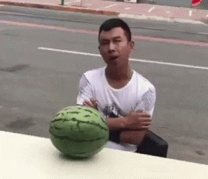 celom razbija lubenicu....:)))...