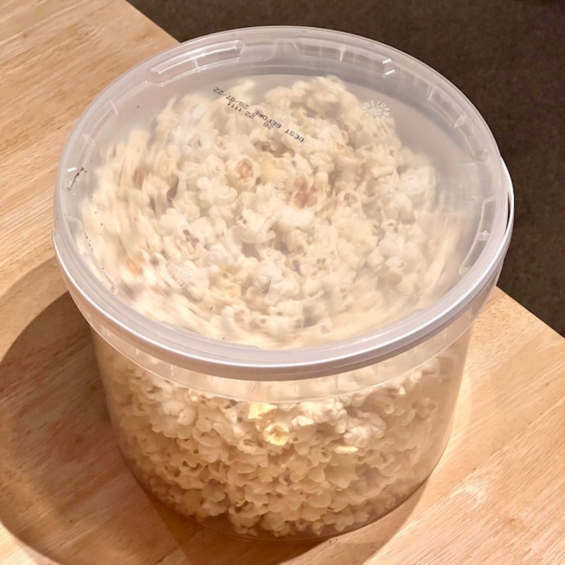 Zbog poklopca, kokice izgledaju kao da ih je netko uključio na centrifugu