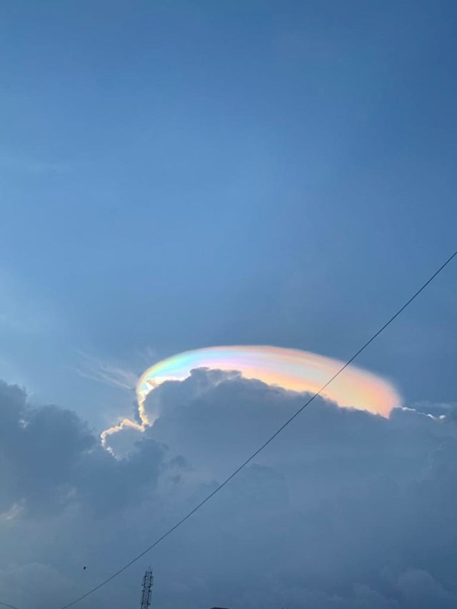 Nije kao Aurora Borealis, ali je rijetko viđen. Oblak u duginim bojama
