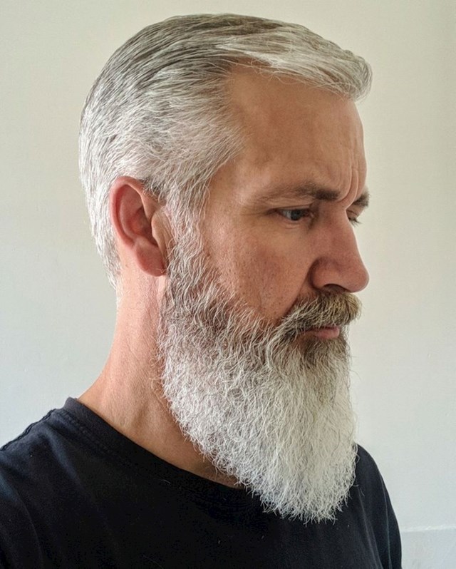 13. "15 mjeseci njege i za 51. rođendan imam bradu pravog frajera"