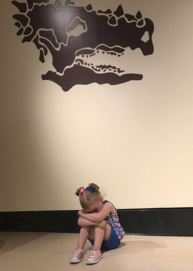 Curica je ljuta jer se muzej zove "Dječji muzej", a ona bi da je "Muzej dinosaura"