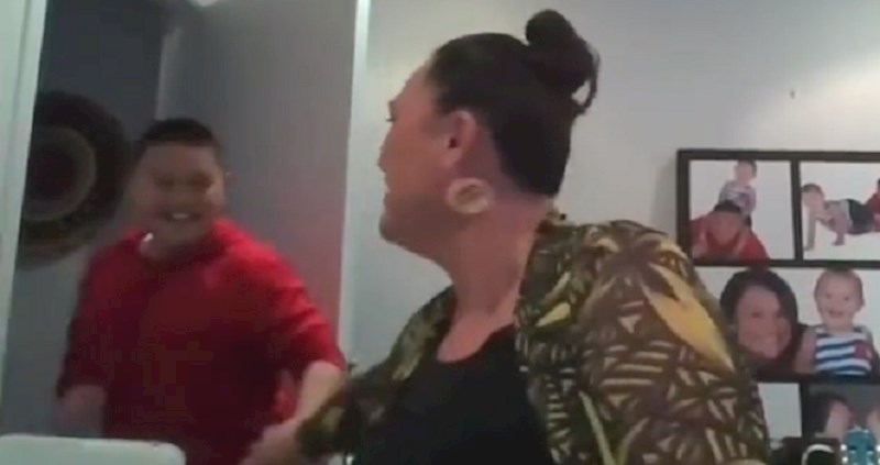 Zoom intervju ministrice postao viralni hit zbog sina koji je upao u kadar s nečim urnebesnim u ruci