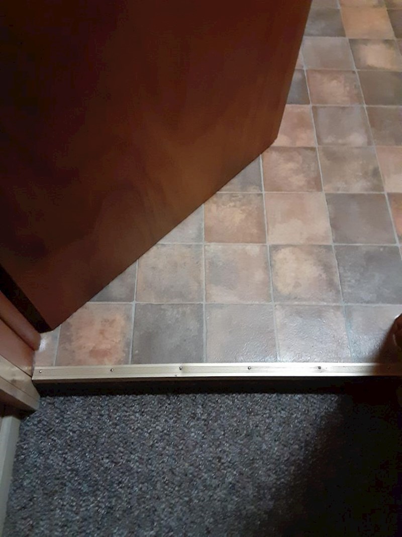 14. Vjerojatno bih se spotakla svaki put kada bi prolazila preko ovog nevidljivog praga...