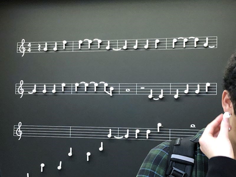 Pogledajte bolje- note su napravljene od AirPodsa