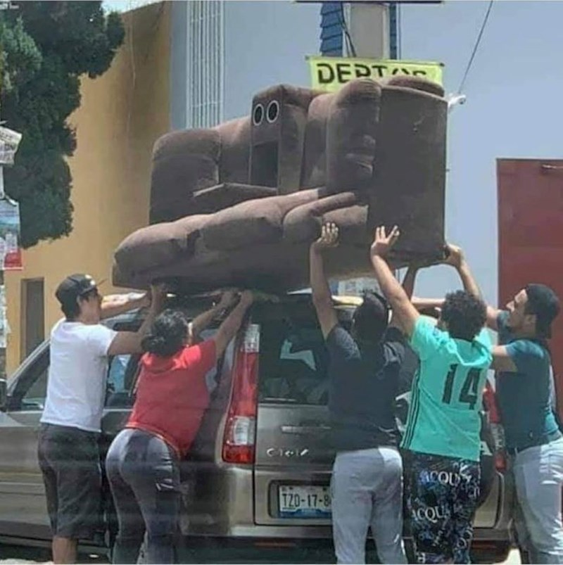 Kauč izgleda kao da se ne slaže s premještanjem...