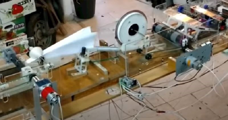 Od dijelova bačenih printera napravio uređaj koji radi avione od papira; baš je talentiran!