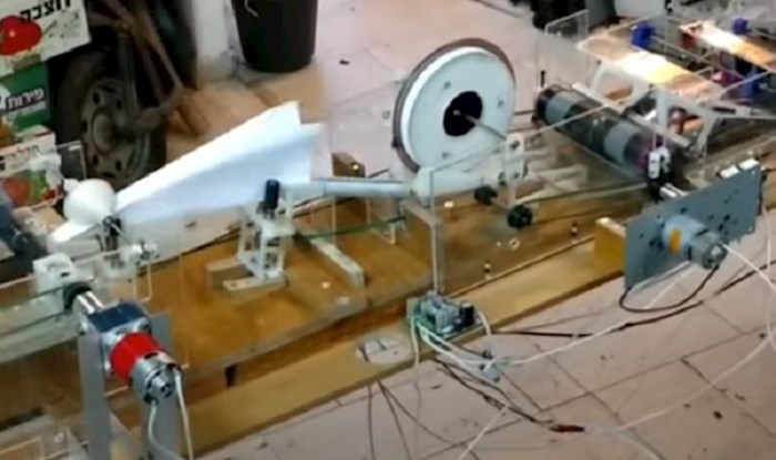 Od dijelova bačenih printera napravio uređaj koji radi avione od papira; baš je talentiran!