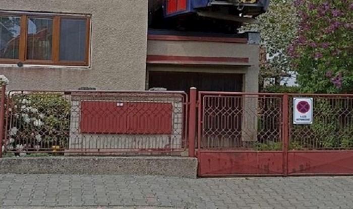 Bizaran prizor s jedne garaže u Češkoj hit je na Fejsu: Kako je ovo uopće dospjelo tu?
