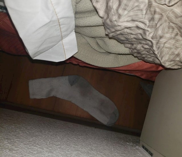 "Pronašao sam nečiju čarapu u kutu pored kreveta. Pitam se je li moja soba uopće očišćena..."