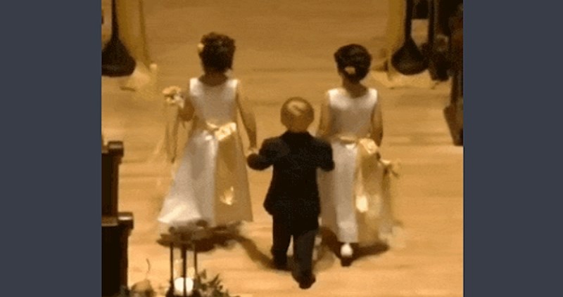 Ono što je ovaj dječak napravio usred vjenčanja nasmijat će sve, ali muškarce pogotovo!