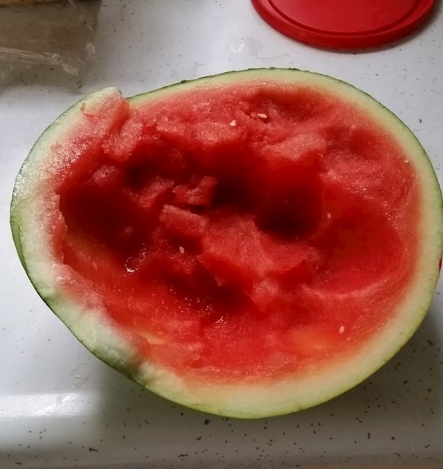 Moja žena ovako jede lubenicu. Kada se najede, ovakvu je vrati u hladnjak