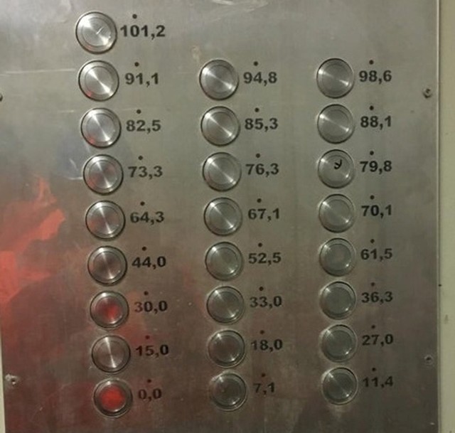Ovo dizalo nema označene katove već nadmorsku visinu za svaku razinu zgrade