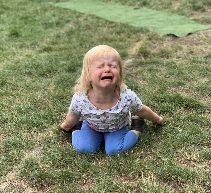 Reakcija kada sam joj zabranila da pojede sedmu hrenovku na rođendanu koji je tek počeo...