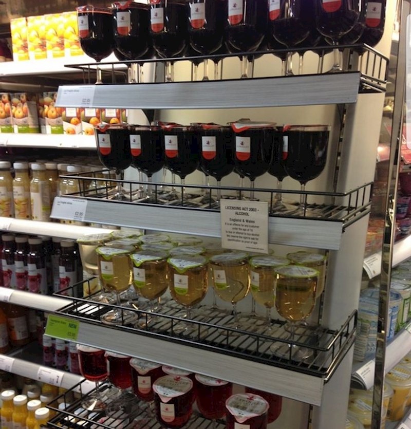 Ovaj dućan prodaje čaše vina!