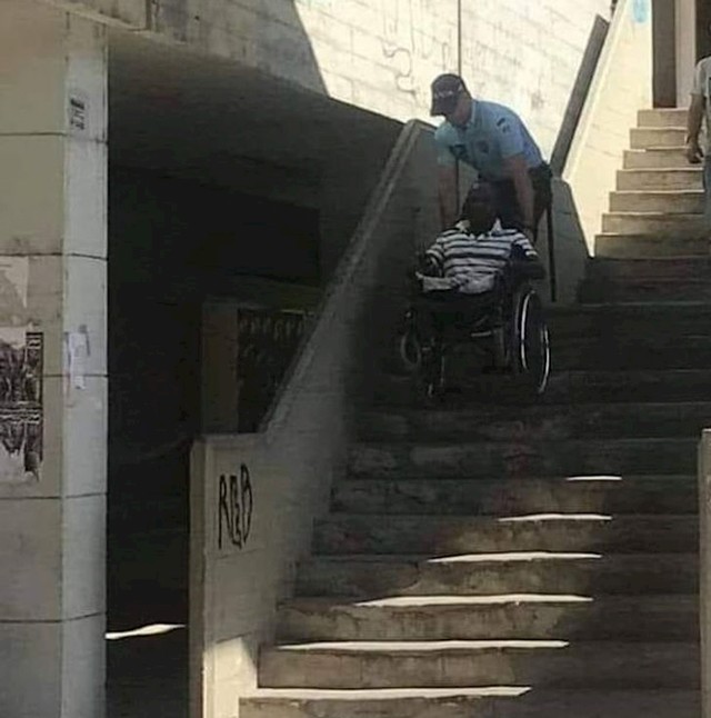 Policajac pomaže napoznatom čovjeku u kolicima