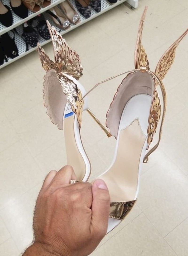 Udajem se za dva tjedna i nikako ne mogu naći cipele. Danas mi zaručnik šalje fotku iz second hand trgovine. Moje i ničije!