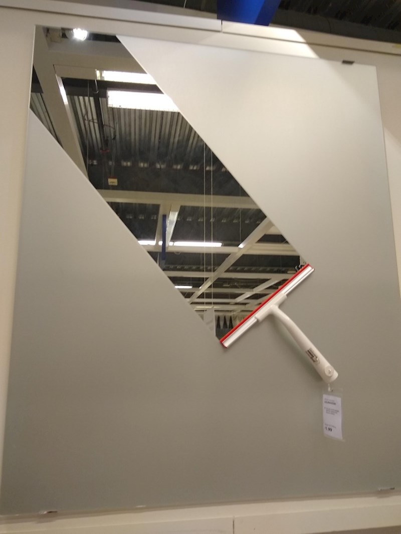 Zamagljeno staklo u IKEI za isprobavanje špatule za čišćenje