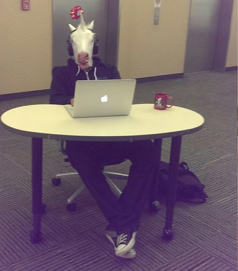 5. "Netko se ovakav pojavio na poslu, dovukao stol i odradio smjenu u hodniku"