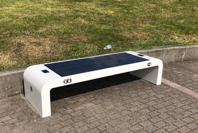 Pametna klupa na solarno napajanje s utičnicama i Wi-Fijem