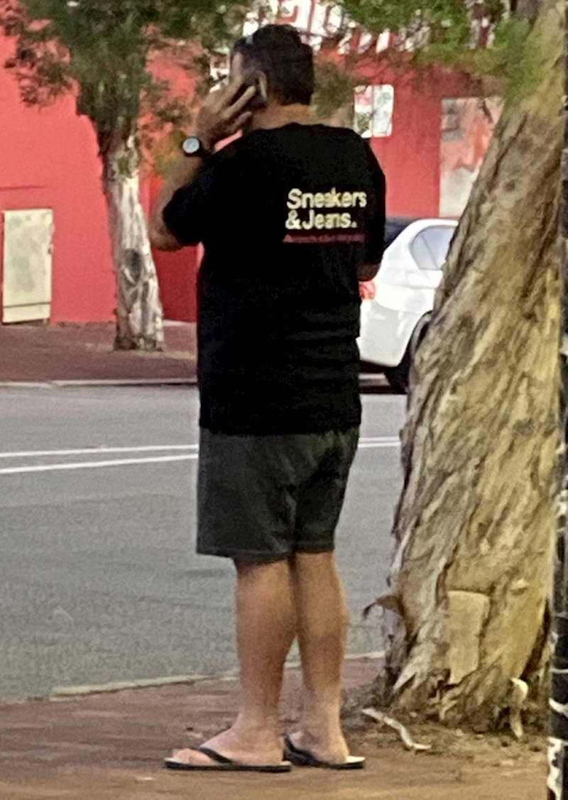 Niti nosi jeans, niti ima tenisice!