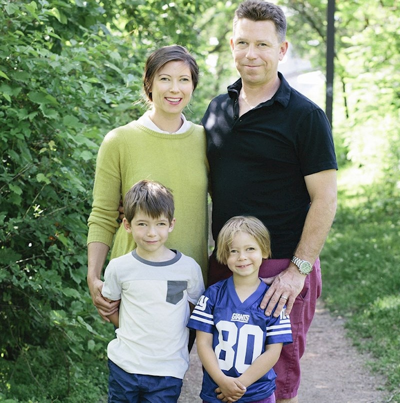 Razroka sam i obično stavljam sunčane naočale za slike. Brat mi je riješio muke ovim photoshopom