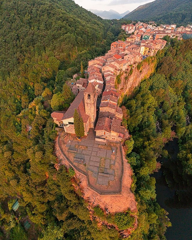 Selo Castellfolit De La Roca izgrađeno je na litici visokoj 50 metara i prostire se oko 1 kilometar u dužinu