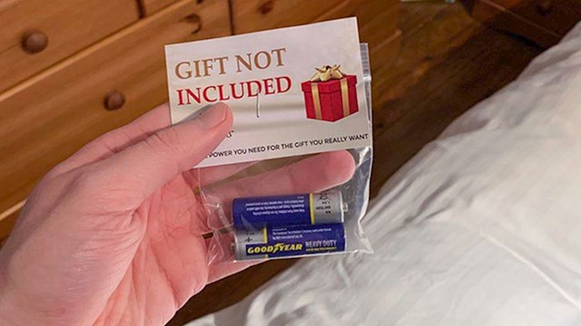 "Nećakinji sam prošle godine kupila poklon za koji trebaju baterije, ali sam zaboravila na njih. Ovo je njen dar meni ove godine"