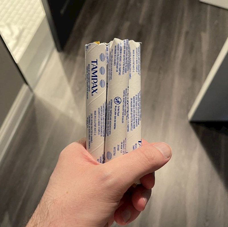 7. Sobarica mi je pokucala na vrata sobe da bi mi dala tampone. U jednokrevetnoj sobi sam i muškarac sam.