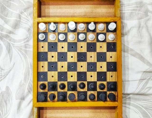 3. Šahovska ploča i figure za slijepce