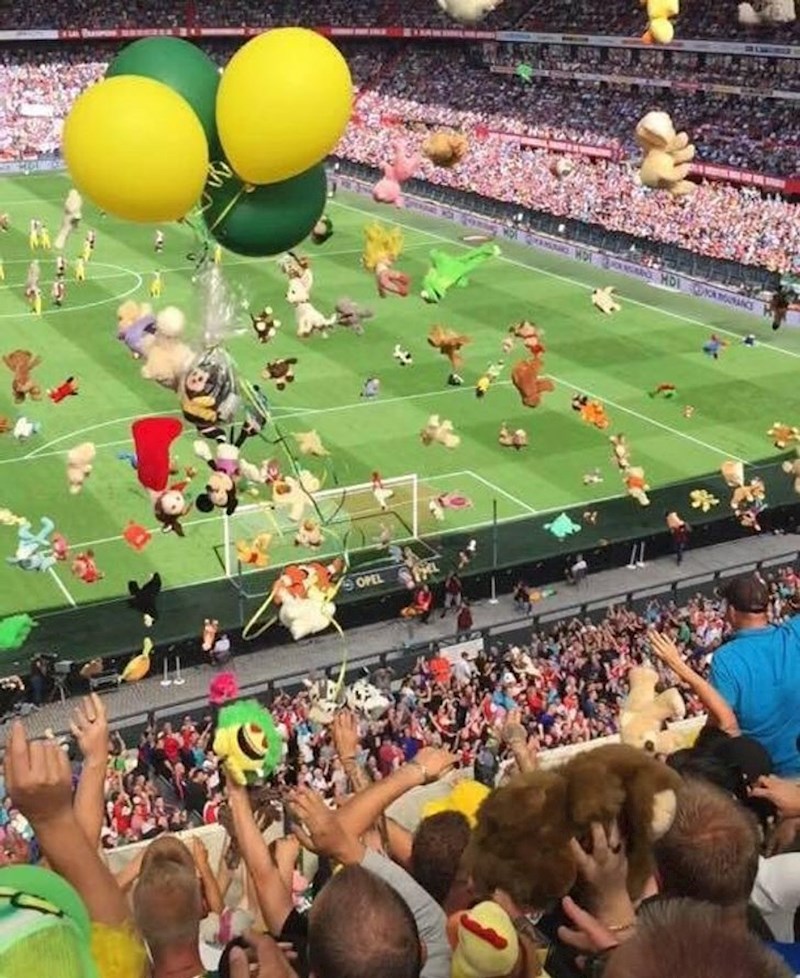 10. Navijači jednog kluba bacaju plišane igračke u smjeru tribine gdje su taj dan sjedila djeca iz lokalne bolnice