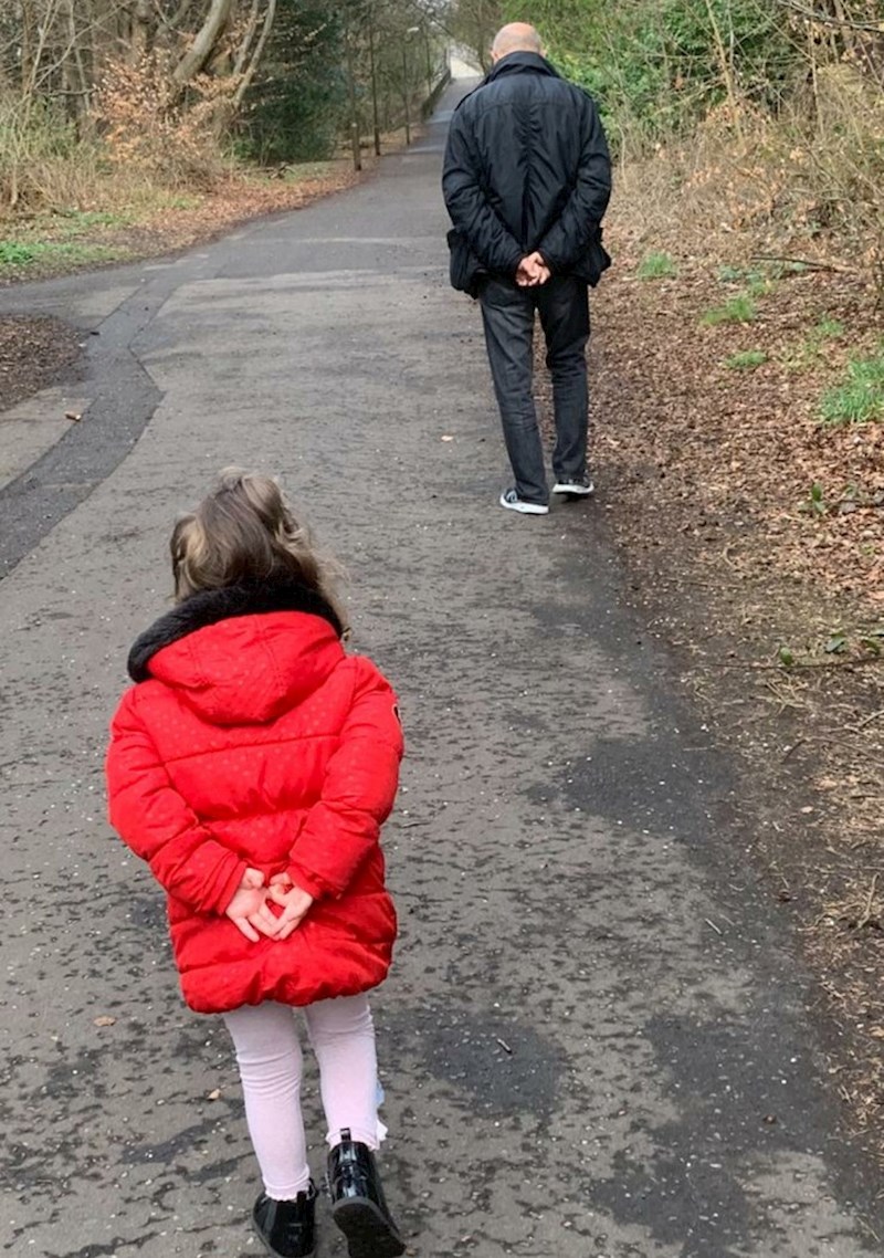 Djed joj je sve, pa je čak skupila i njegov mot dok hoda