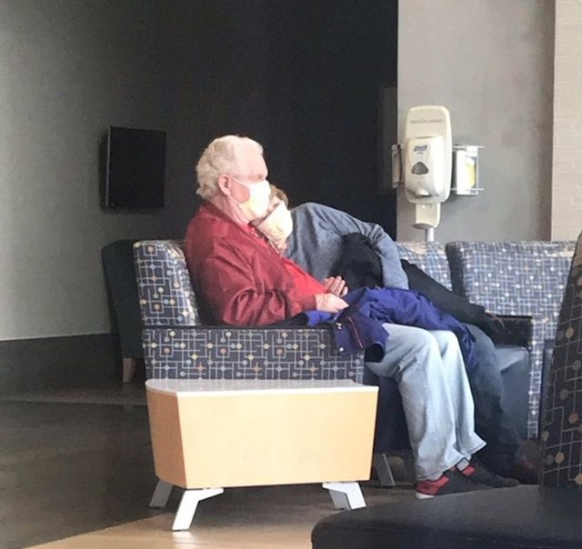 Gledam stariji par u bolnici, ne znam što čekaju, ali svi smo već dugo tu. Iako i on djeluje potpuno iscrpljeno, privukao je suprugu da odmori u njegovom krilu!