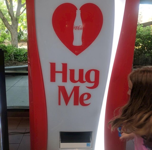 Automat koji dijeli besplatne Coca-Cole svima koji ga zagrle!