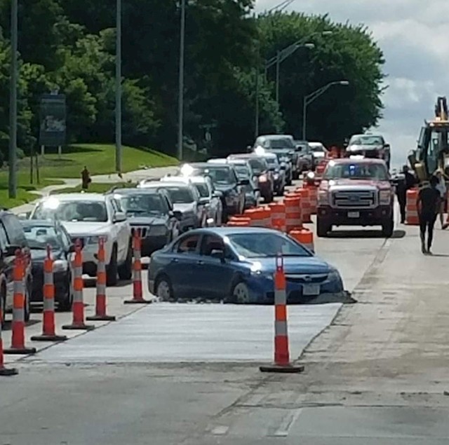 10. Ono kada ideš prestići kolonu pa upadneš u svježe postavljeni asfalt