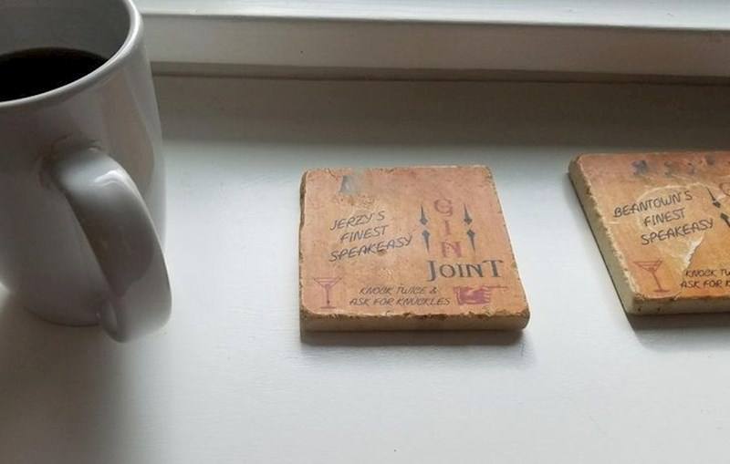 7. Pored dva podmetača, tip ne ostavi šalicu ni na jednom!