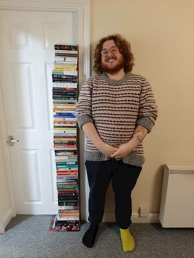 Tip se fotkao kraj svih knjiga koje je pročitao tijekom jedne godine