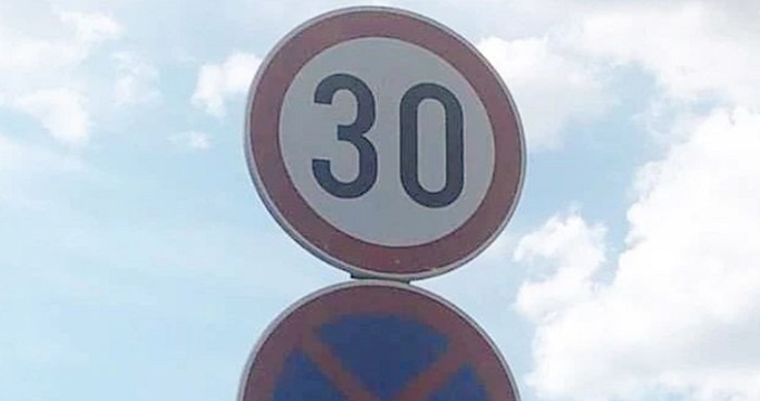Netko je na Čiovu dodao natpis na prometni znak i sada je hit na Fejsu, morate vidjeti