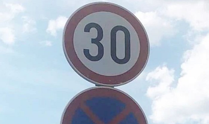 Netko je na Čiovu dodao natpis na prometni znak i sada je hit na Fejsu, morate vidjeti