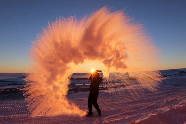 Ovo se dogodi kada na Antartici prolijete kipuću vodu