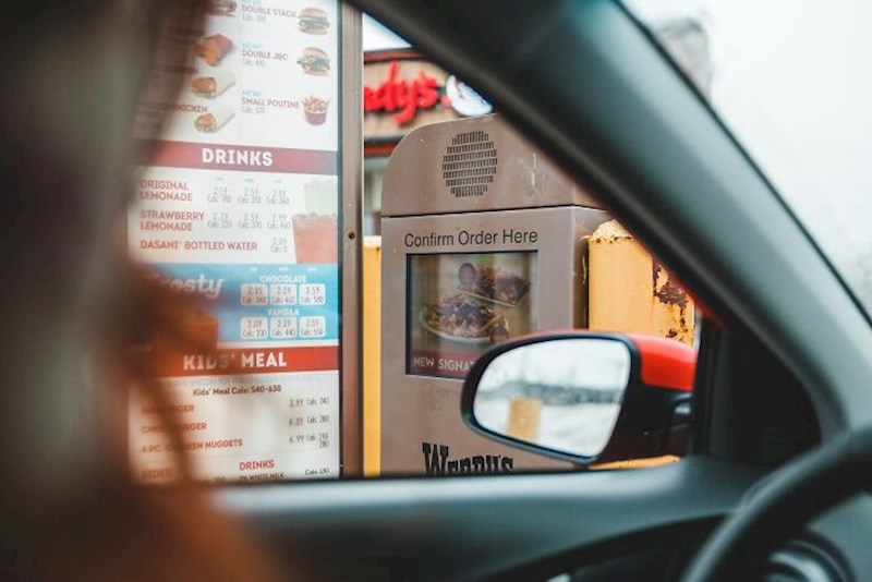 "Tip je došao prvu večer u fast food kao pomoćnik i da se malo uhoda u posao jer nema iskustva. Svako nekoliko minuta mu je zvonio mobitel i on je sve te ljude pozvao da dođu na besplatnu klopu. Pred vlasnikom! To mu je ujedno bio i zadnji radni dan."